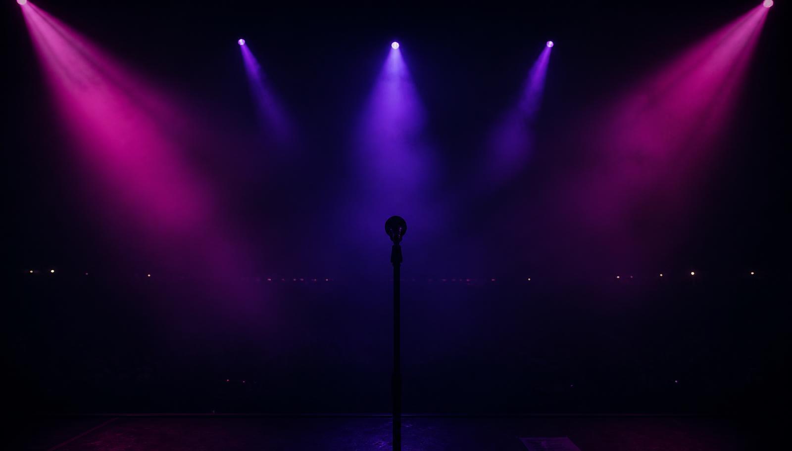 Palco com microfone e luzes